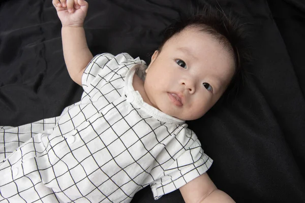 Portré Kép Három Hónapos Ázsiai Aranyos Kisfiú Elszigetelt Fekete — Stock Fotó