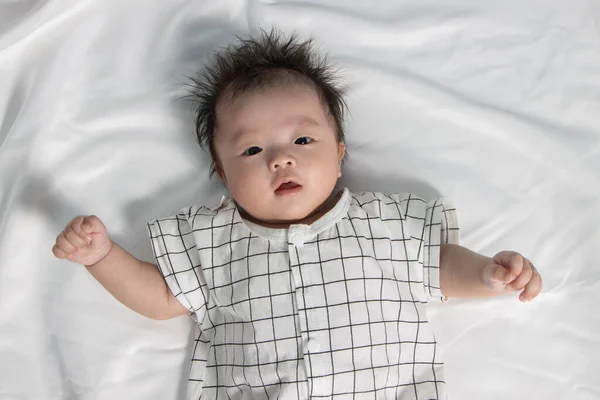 三个月大的亚洲小可爱男婴在白色背景下的肖像 — 图库照片