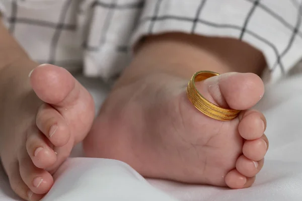 Anéis Casamento Nas Pernas Bebê Recém Nascido — Fotografia de Stock