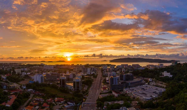 Imagen Aérea Hermosa Ciudad Kota Kinabalu Durante Puesta Sol Del — Foto de Stock