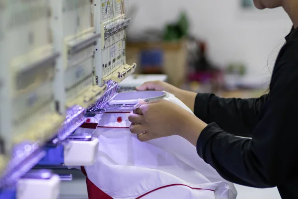Női Munkás Egyneműt Helyez Hímzőgépre Textiliparban Ruhagyártóknál — Stock Fotó