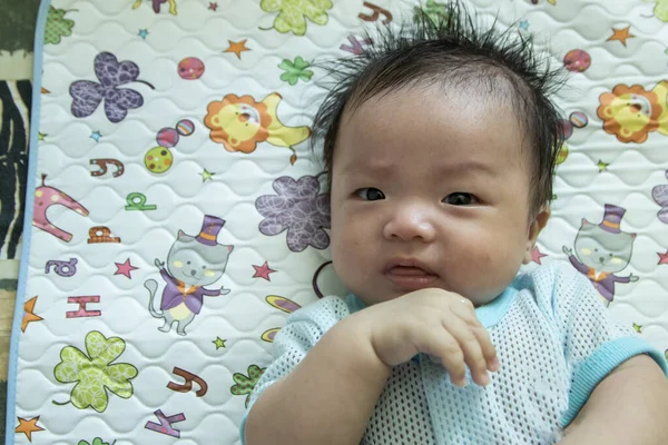 Retrato Imagem Ásia Bonito Pequeno Bebê Menino Deitado Cama — Fotografia de Stock