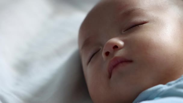 Adorável Bonito Asiático Chinês Bebê Menino Dormindo — Vídeo de Stock