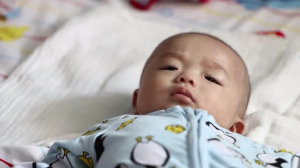目を覚ますと素敵なアジアの赤ちゃんの目覚めと笑顔 健康的な幼児の笑い — ストック動画