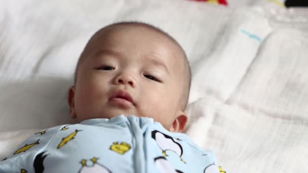 Schöne Asiatische Baby Wecken Und Lächeln Nach Dem Wecken Gesundes — Stockvideo