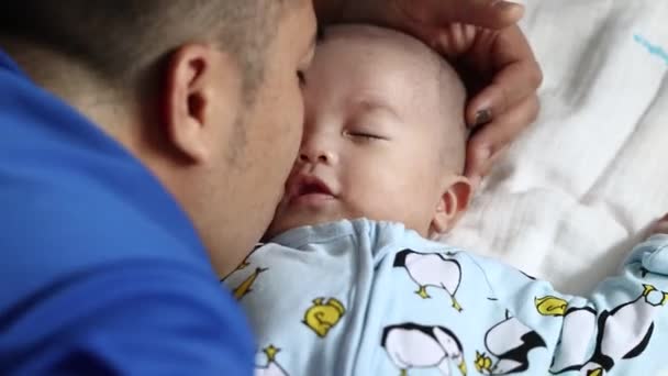 부모와 귀여운 아기가 긴장을 집에서 즐긴다 그리고 관리의 — 비디오