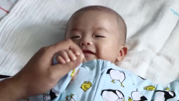 Schöne Asiatische Baby Wecken Und Lächeln Nach Dem Wecken Gesundes — Stockvideo