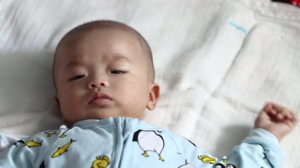 Schöne Asiatische Baby Wecken Und Lächeln Nach Dem Wecken Gesundes — Stockvideo