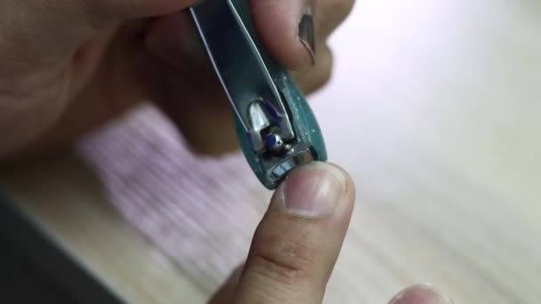 Homme Qui Coupe Les Ongles Sur Une Table Bureau — Video