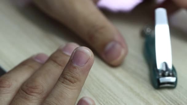 Homme Qui Coupe Les Ongles Sur Une Table Bureau — Video