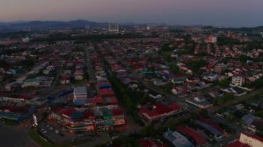 Alacakaranlık günbatımında Malezya 'nın Sabah kenti Kota Kinabalu' da yerel yaşam tarzı konutlarının hava görüntüleri