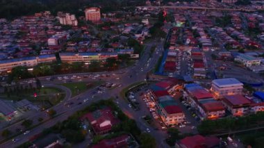 Alacakaranlık günbatımında Malezya 'nın Sabah kenti Kota Kinabalu' da yerel yaşam tarzı konutlarının hava görüntüleri