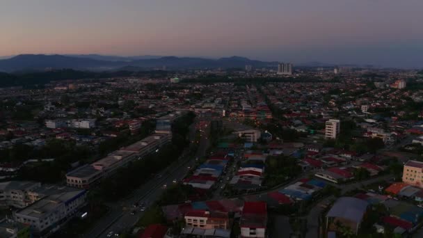 Filmación Aérea Viviendas Residenciales Estilo Vida Local Durante Crepúsculo Atardecer — Vídeos de Stock