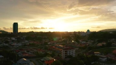 Kota Kinabalu, Sabah, Malezya 'da dramatik yanan bulut ile Güzel Günbatımının Hava Görüntüsü