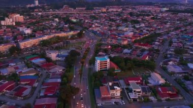 Alacakaranlık günbatımında Malezya 'nın Sabah kenti Kota Kinabalu' da yerel yaşam tarzı konutlarının hava görüntüleri