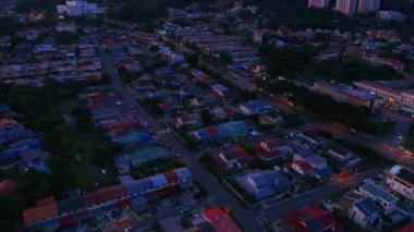 Alacakaranlık günbatımında Malezya 'nın Sabah kenti Kota Kinabalu' da yerel yaşam tarzı konutlarının hava görüntüleri