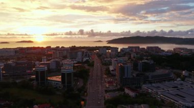 Kota Kinabalu, Sabah, Malezya 'da dramatik yanan bulut ile Güzel Günbatımının Hava Görüntüsü