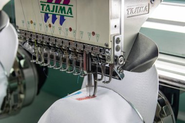 Kota Kinabalu, Sabah, Malezya-21 Eylül 2020: Tekstil İmalatçıları Tekstil Endüstrisinde İşlemeli Makine nakış çalışmaları sürüyor