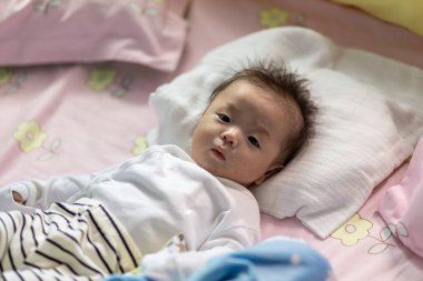 Sevimli erkek bebek yeni uyandı..