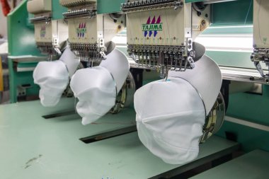 Kota Kinabalu, Sabah, Malezya-21 Eylül 2020: Tekstil İmalatçıları Tekstil Endüstrisinde İşlemeli Makine nakış çalışmaları sürüyor