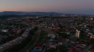 Alacakaranlık günbatımında Malezya 'nın Sabah kenti Kota Kinabalu' da yerel yaşam tarzı konutlarının hava görüntüleri