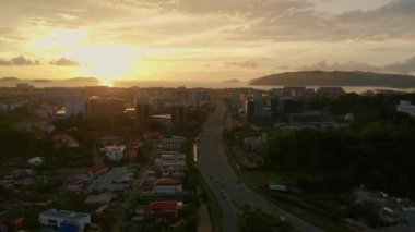 Kota Kinabalu, Sabah, Malezya 'da dramatik yanan bulut ile Güzel Günbatımının Hava Görüntüsü