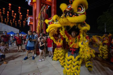 Kota Kinabalu, Sabah, Malezya - 17 Şubat 2024: Çin Yeni Yıl kutlamaları sırasında havai fişeklerle aslan dansı yapan kalabalık