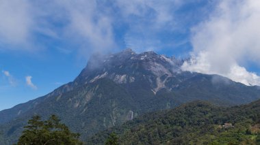 Sabah, Borneo 'daki en büyük Kinabalu Dağı..