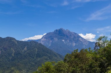 Sabah, Borneo 'daki en büyük Kinabalu Dağı..