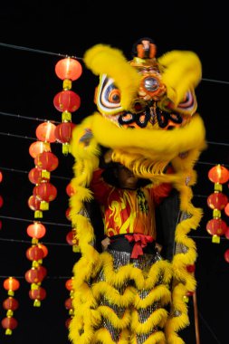 Kota Kinabalu, Sabah, Malezya - 17 Şubat 2024: Çin Yeni Yıl kutlamaları sırasında havai fişeklerle aslan dansı yapan kalabalık