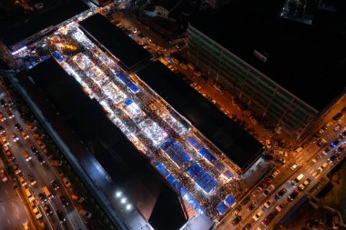 Kota Kinabalu, Sabah, Malezya - 08 Şubat 2024: Hava manzarası Çin 'in yeni yıl gecesi Kota Kinabalau, Sabah, Malezya' da gece boyunca yürüyen ve alışveriş yapan insanlarla dolu