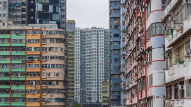 Hong Kong, Çin - 21 Mart 2024: Hong Kong sokaklarında renkli konut binaları yükseliyor