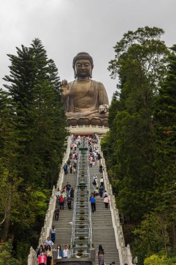 Hong Kong, Çin - 23 Mart 2024: Hong Kong 'daki bronz Buda heykeline giden turistler