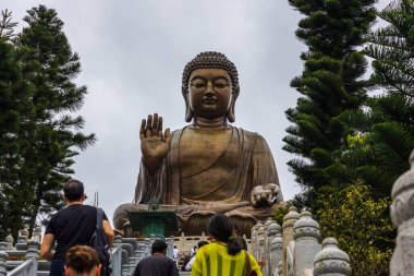 Hong Kong, Çin - 23 Mart 2024: Hong Kong 'daki bronz Buda heykeline giden turistler