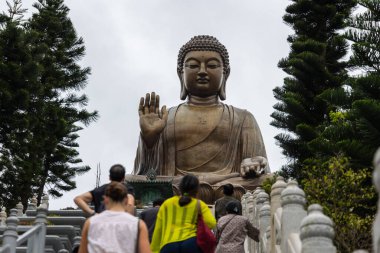 Hong Kong, Çin - 23 Mart 2024: Hong Kong 'daki bronz Buda heykeline giden turistler
