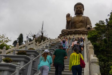 Hong Kong, Çin - 23 Mart 2024: Hong Kong 'daki bronz Buda heykeline giden turistler