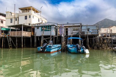 Su yolu üzerinde balıkçı tekneleri ve Tai O 'da yüzen stilt ev, Hong Kong' da Venedik olarak bilinen geleneksel bir Çin balıkçı köyü.