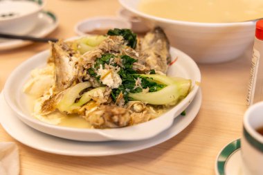 Tofulu buğulanmış balık tabağı tadını çıkarmaya hazır.