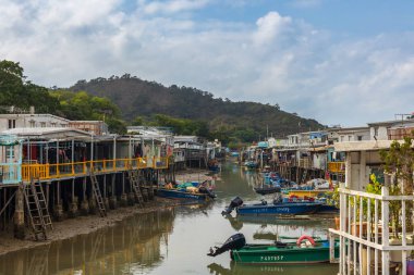 Su yolu üzerinde balıkçı tekneleri ve Tai O 'da yüzen stilt ev, Hong Kong' da Venedik olarak bilinen geleneksel bir Çin balıkçı köyü.
