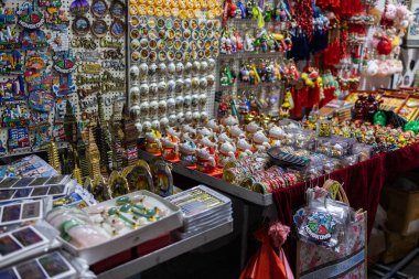 Hong Kong, Çin - 23 Mart 2024: Geleneksel Çin ıvır zıvırları satan bir hediyelik eşya dükkanı