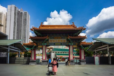 Hong Kong, Çin - 24 Mart 2024: Güneşli bir günde Çin 'in Hong Kong kentindeki Wong Tai Sin tapınağına giren turistler