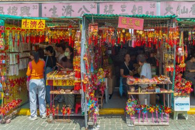 Hong Kong, Çin - 24 Mart 2024: İnsanlar açık hava pazarından renkli geleneksel Çin dekorasyonları satın alıyorlar