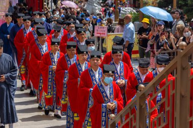 Hong Kong, Çin - 24 Mart 2024: Geleneksel kırmızı cübbe giyen Taoist rahipler dini kültürlerini ve mirasını sergilediler.