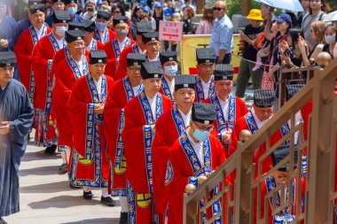 Hong Kong, Çin - 24 Mart 2024: Geleneksel kırmızı cübbe giyen Taoist rahipler dini kültürlerini ve mirasını sergilediler.