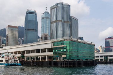 Hong Kong, Çin - 25 Mart 2024: feribot Hong Kong 'daki terminalden kalkıyor.
