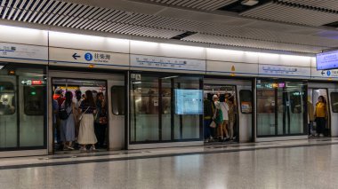 Hong Kong, Çin - 25 Mart 2024: Hong Kong, Çin 'de metro kapısının açılmasını bekleyen turistler ve vatandaşlar