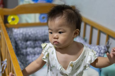 Mutlu ve sevimli Asyalı kız bebek ceketinin içinde.