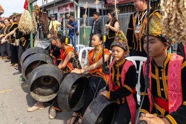 Penampang, Sabah, Malezya - 30 Mayıs 2024: KDCA Penampang, Sabah, Malezya 'da Kaamata Festivali sırasında geleneksel Kadazandusun etnik kostümleri giyen bir grup insan