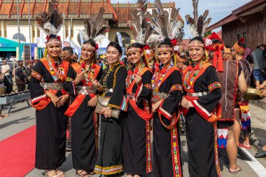 Penampang, Sabah, Malezya - 30 Mayıs 2024: KDCA Penampang, Sabah, Malezya 'da düzenlenen Kaamatan Festivali sırasında geleneksel Kadazandusun etnik kostümleri giymiş gülümseyen bir grup genç kadın