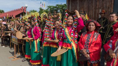 Penampang, Sabah, Malezya - 30 Mayıs 2024: KDCA Penampang, Sabah, Malezya 'da düzenlenen Kaamatan Festivali sırasında geleneksel Kadazandusun etnik kostümleri giymiş gülümseyen bir grup genç kadın